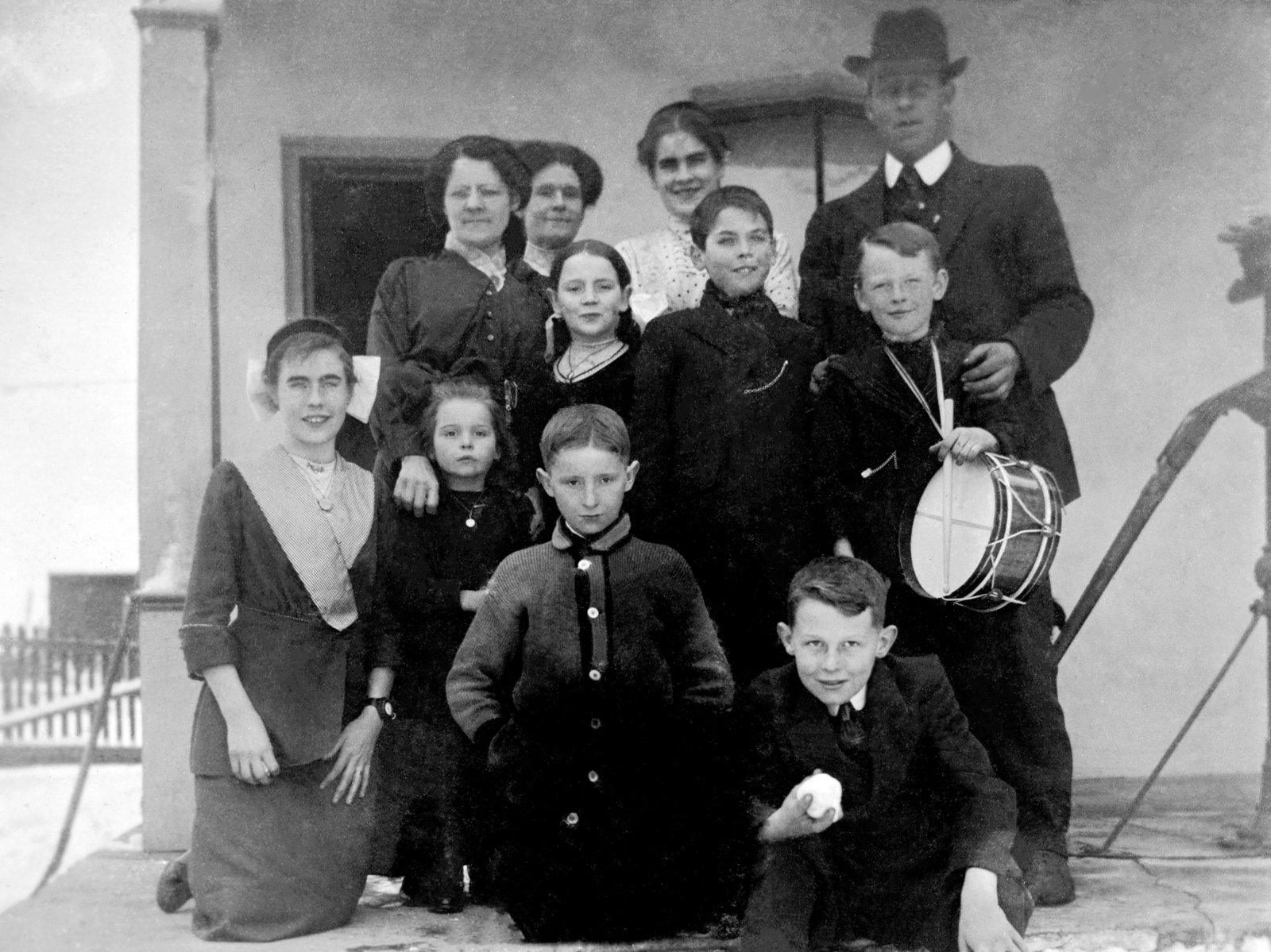 Duffy family group with friends – Muriel on left (kneeling); Nellie is at the back in the middle; Walker is in front of Nellie.
